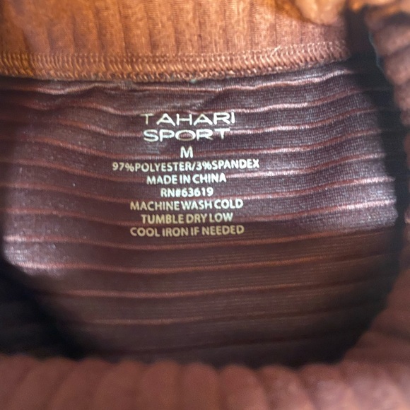 Tahari Sport Ribbed Turtleneck Sweatshirt w/Side Slits, reddish brown Size M - Picture 5 of 6